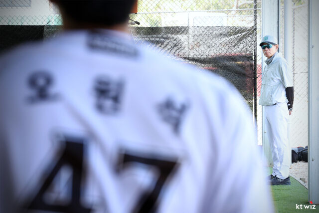 오원석 피칭을 지켜보는 이강철 감독./KT 위즈