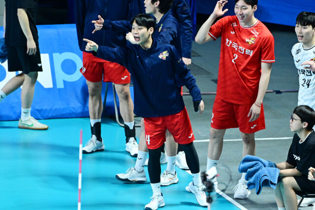 부상으로 코트에 나오지 못하는 정민수가 장지원에게 파이팅을 외치고 있다. / 한국배구연맹(KOVO)