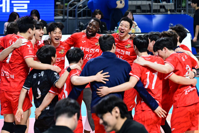 한국전력 선수들이 경기에서 승리한 뒤 기뻐하고 있다. / 한국배구연맹(KOVO)