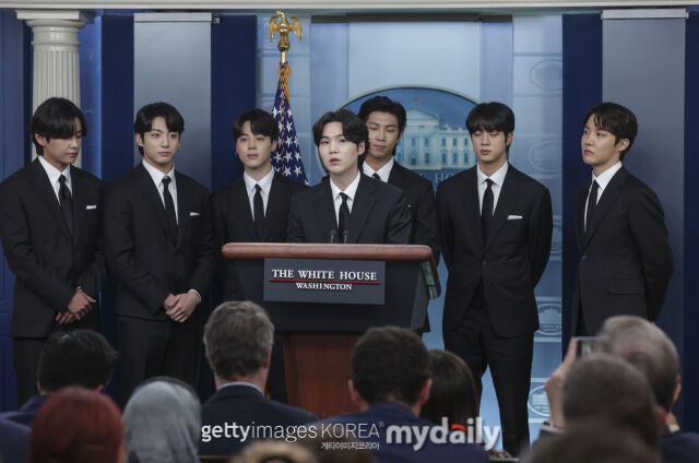 그룹 방탄소년단이 미국 백악관에서 열린 정례 브리핑 연설을 하고 있다. / 게티이미지코리아