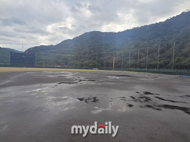 비에 젖은 아마미오시마 시민야구장/아마미오시마(일본)=김진성 기자 kkomag@mydaily.co.kr