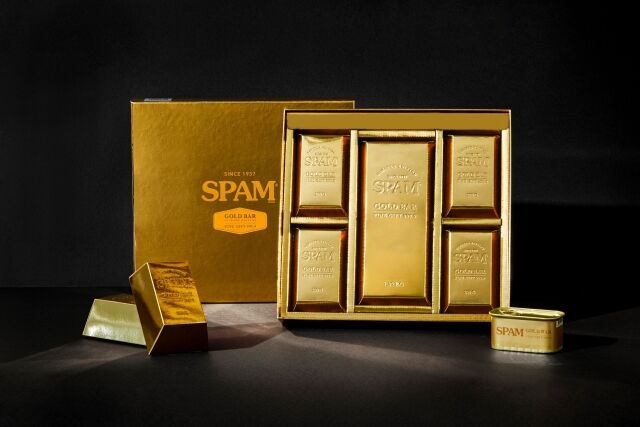 CJ제일제당이 지난 추석 큰 사랑을 받았던 '스팸 골드바 에디션'을 재출시했다. /CJ제일제당