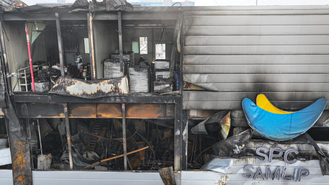 경찰과 소방 등 관계자들이 4일 경기 시흥시 정왕동 SPC삼립 시화공장에서 합동 감식을 하고 있다. /뉴시스