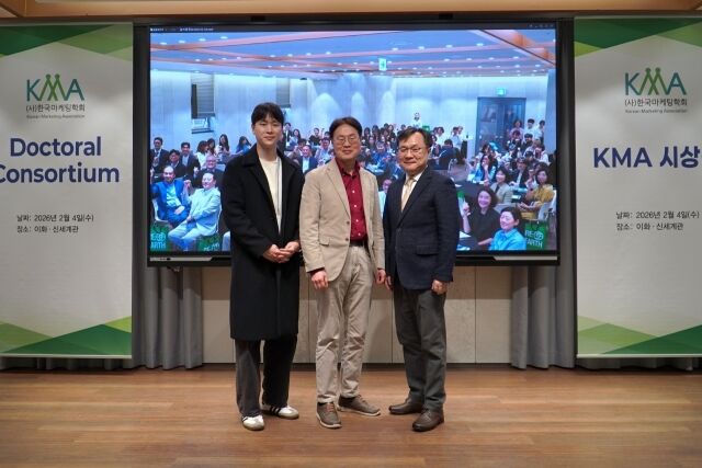 왼쪽부터 우리카드 이문희 과장-이인복 단장-서울기독대학교 김준회 교수./KMA