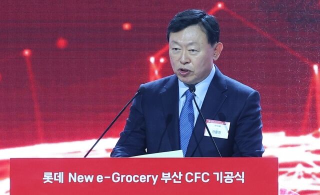 지난 2023년 12월 5일 오후 부산 강서구 미음동 국제산업물류도시 내 롯데쇼핑 고객 풀필먼트 센터(CFC) 부지에서 열린 기공식에서 신동빈 롯데그룹 회장이 환영사를 하고 있다. /롯데쇼핑