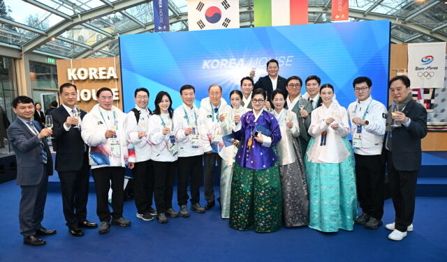 2026 밀라노코르티나동계올림픽대회 코리아하우스 오프닝 행사 참석자들이 파이팅을 외치고 있다. /대한체육회 제공