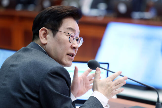 이재명 대통령이 3일 청와대에서 열린 국무회의에서 발언하고 있다. /뉴시스