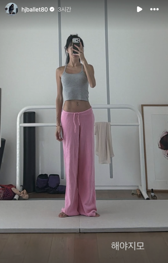 윤혜진이 꾸준한 운동으로 완성한 탄탄한 몸매를 공개했다. / 윤혜진 SNS