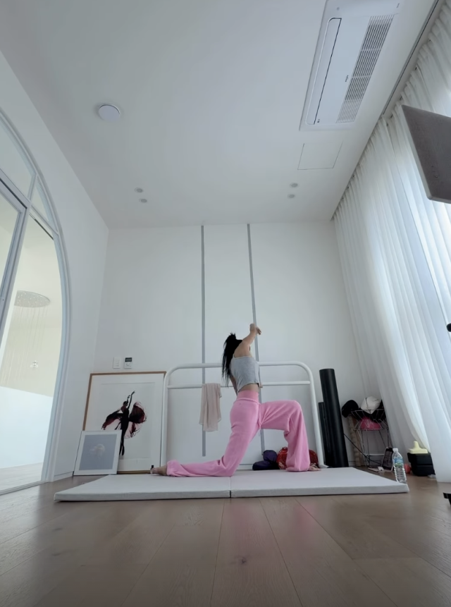 윤혜진이 꾸준한 운동으로 완성한 탄탄한 몸매를 공개했다. / 윤혜진 SNS