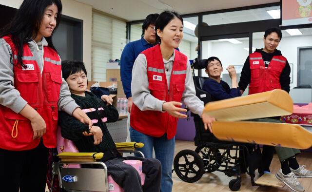 LG전자 '라이프스굿 봉사단' 인원들이 설 연휴를 앞둔 지난 5일 염리장애인주간보호센터를 찾아 이용 장애인들과 함께 윷놀이를 하며 즐거운 시간을 보냈다. /LG전자