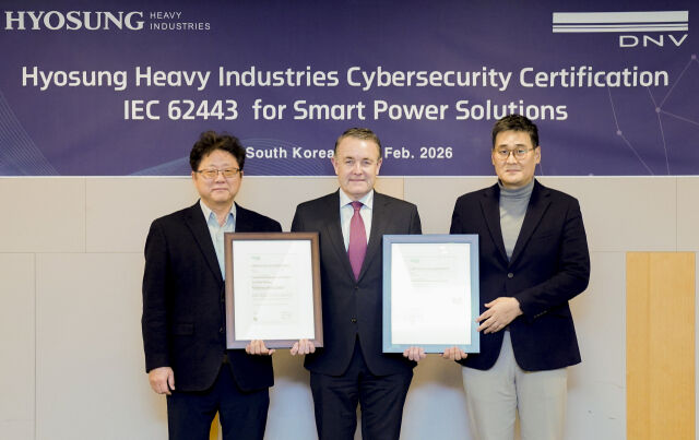 (왼쪽부터) 한영성 효성중공업 연구소장, 클라스 마르티노스 벤드릭 DNV 디지털개발 최고책임자, 연규찬 효성중공업 그리드솔루션사업담당 전무가 지난 5일 산업 보안 국제표준 ‘IEC 62443-4-1’ 인증 획득 기념촬영을 하고 있다. /효성
