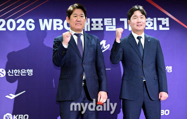  '2026 WBC 대표팀 기자회견'에서 류지현 감독과 조계현 전력강화위원장(왼쪽)이 포즈를 취하고 있다.