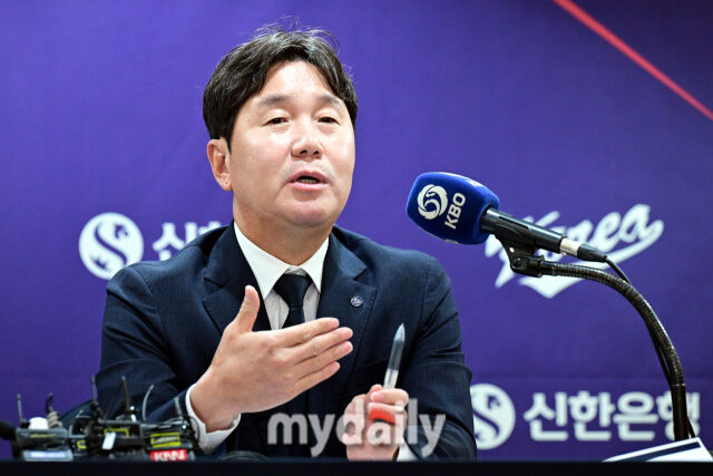  '2026 WBC 대표팀 기자회견'에서 류지현 감독이 취재진의 질문에 답하고 있다.