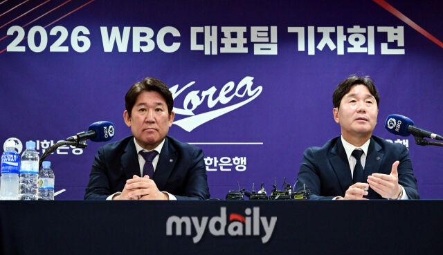 '2026 WBC 대표팀 기자회견'에서 류지현 감독과 조계현 전력강화위원장(왼쪽)이 취재진의 질문에 답하고 있다.