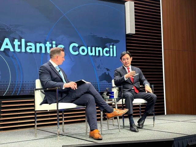 최윤범 고려아연 회장(오른쪽)이 지난달 27일 미국 워싱턴DC 싱크탱크 애틀랜틱카운슬에서 리드 블랙모어(Reed Blakemore) 애틀랜틱카운슬 글로벌에너지센터 디렉터와 대담하고 있는 모습. /고려아연