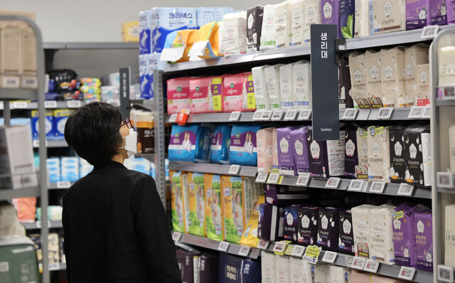 서울 시내 한 대형마트에서 고객이 생필품 판매대의 생리대 상품을 살펴보고 있다. /뉴시스