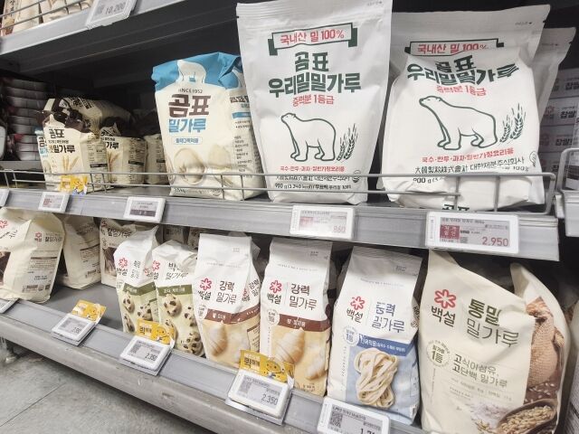 서울 시내 한 대형마트에서 가격을 인하한 대한제분 ‘곰표 밀가루’ 제품이 진열돼 있다. /방금숙 기자