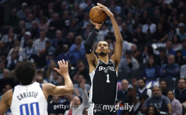 웸반야마가 6일 댈러스와 경기에서 슛을 던지고 있다. /게티이미지코리아