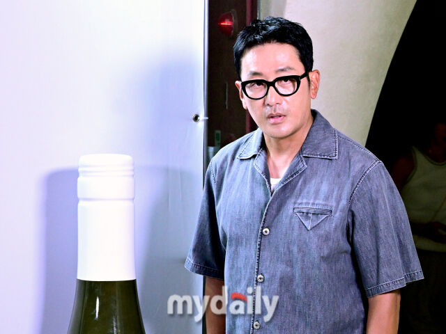 하정우가 차정원과 열애 사실이 알려진 가운데 영화 '윗집 사람들' 촬영 당시 이야기가 재조명되고 있다. / 마이데일리 DB