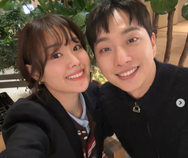 '미러클 커플' 송지은과 박위./박위 소셜미디어