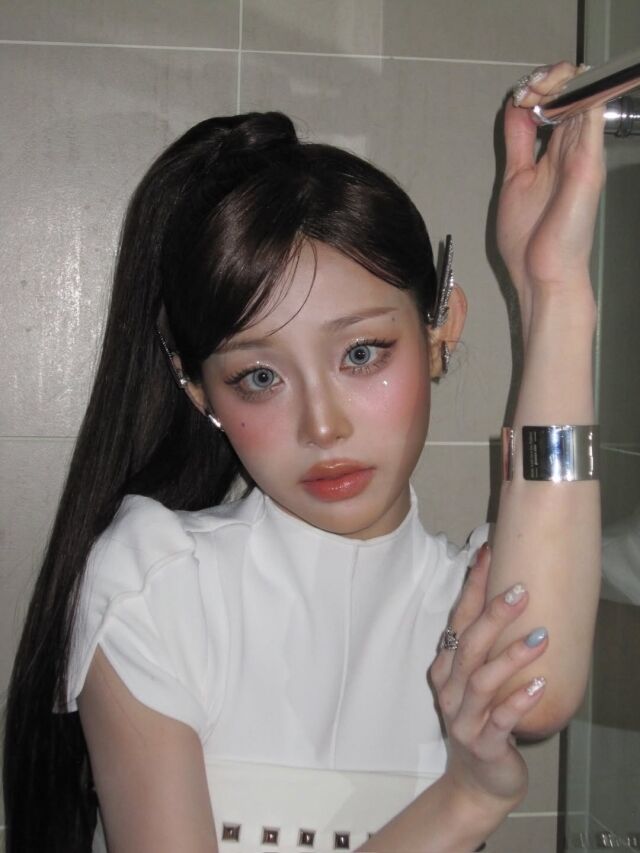 츄가 새로운 매력이 담긴 근황을 전했다. / 츄 SNS