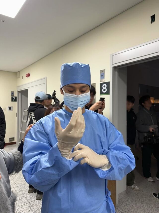 김범이 의사 가운을 입은 근황을 공개했다. / 김범 SNS