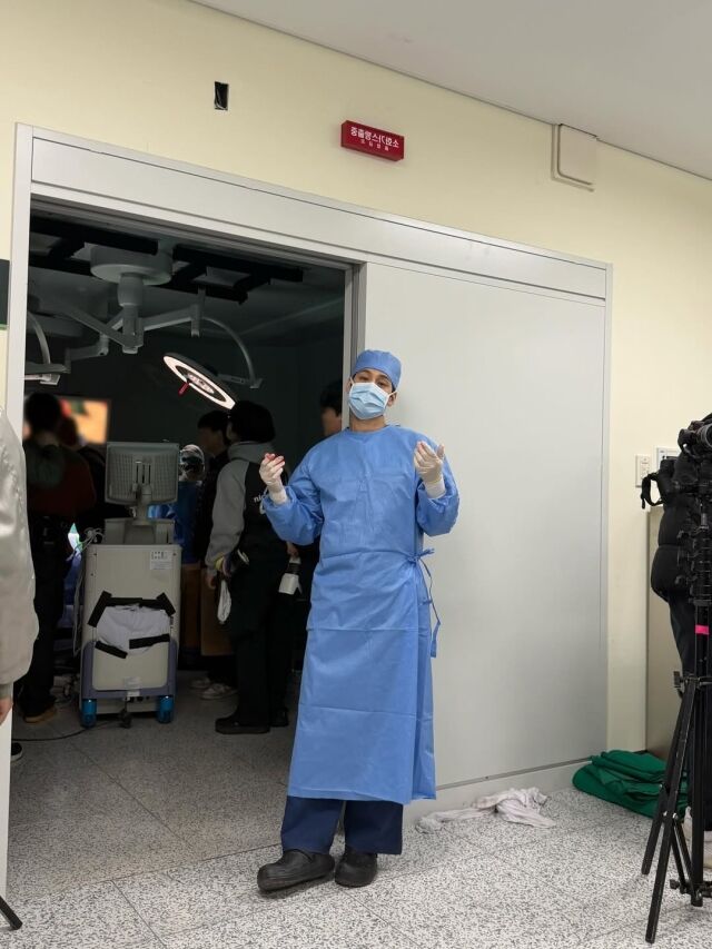 김범이 의사 가운을 입은 근황을 공개했다. / 김범 SNS