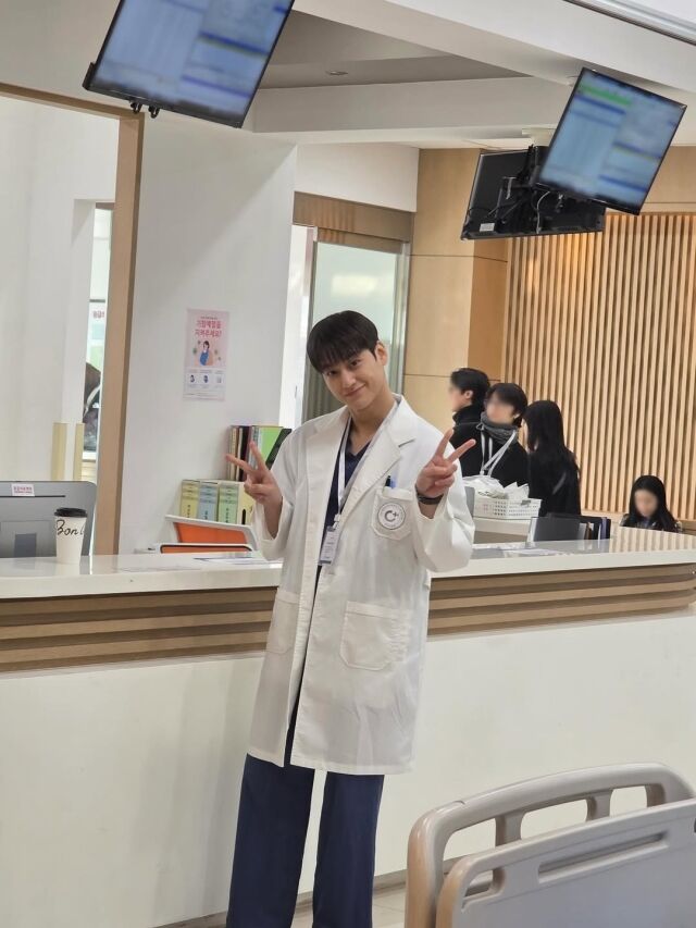 김범이 의사 가운을 입은 근황을 공개했다. / 김범 SNS