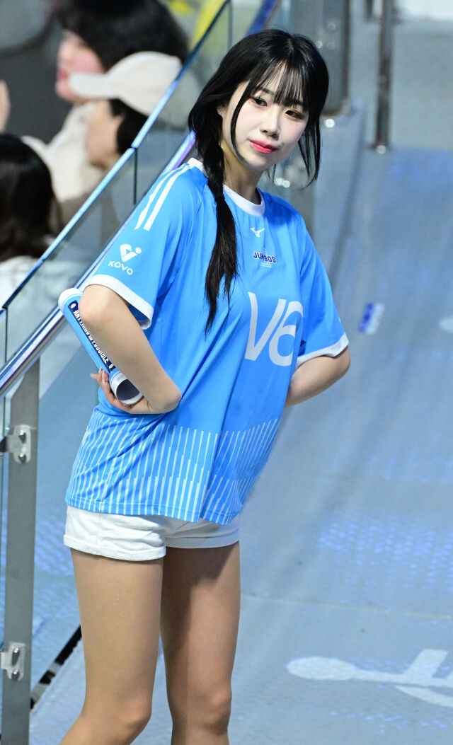 대한항공 치어리더 김자영이 원정 관중석 앞에서 응원을 펼치고 있다. / 한국배구연맹(KOVO)