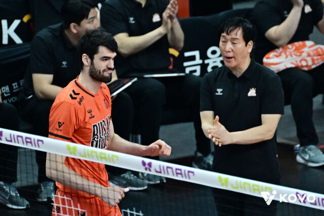 디미트로프와 신영철 감독./KOVO