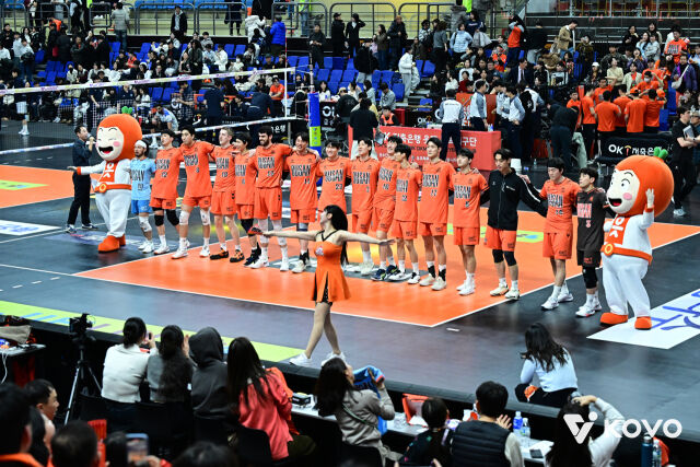 승리 후 팬들과 호흡하는 OK저축은행 선수들./KOVO