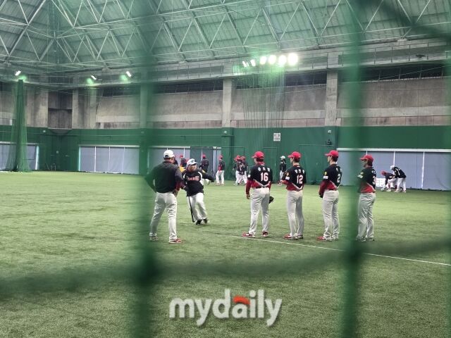 이범호 감독과 내야수들/아마미오시마(일본)=김진성 기자 kkomag@mydaily.co.kr