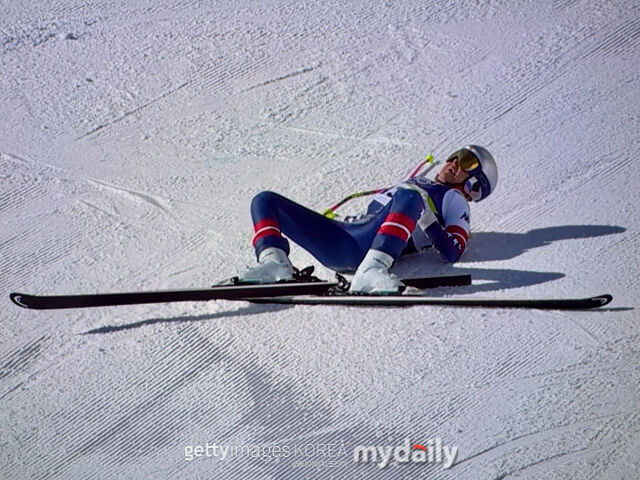 본이 8일 2026 밀라노·코르티나담페초 올림픽 경기에서 쓰러져 신음하고 있다. /게티이미지코리아