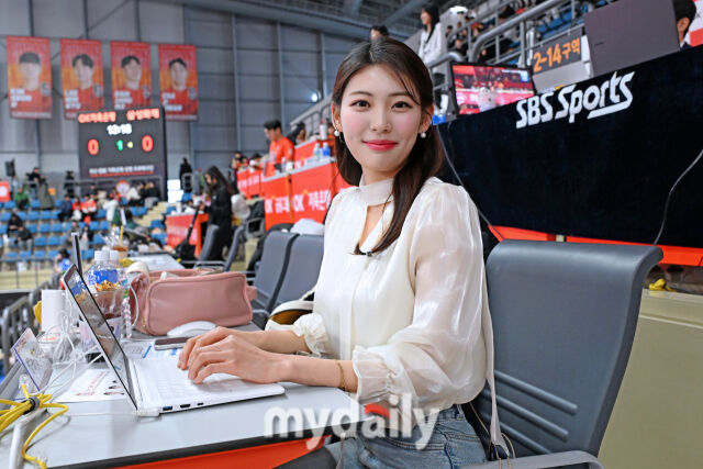 ▲ 리포팅 원고를 작성하는 박주은 아나운서. [사진 = 한국배구연맹(KOVO)]