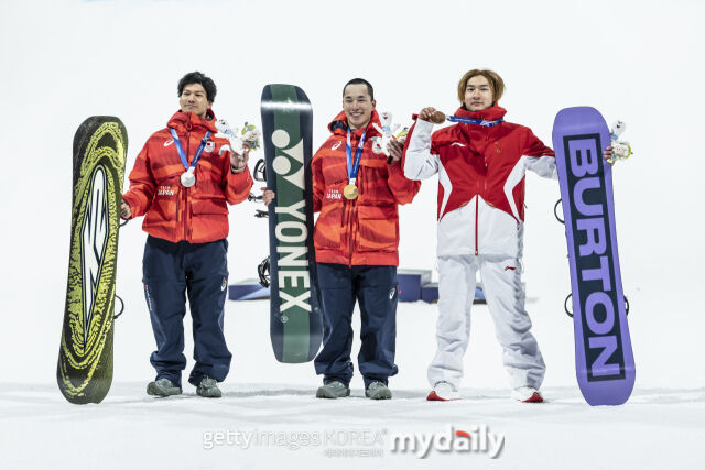 스노보드 남자 빅에어에서 기무라 기라(중앙)가 금메달, 기미타 료마(좌측)가 은메달, 쑤이밍(우측)이 동메달을 차지했다./게티이미지코리아
