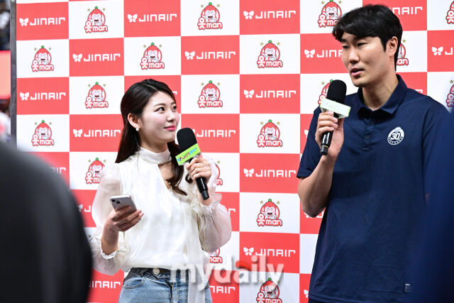 ▲ 박주은 아나운서의 잊지 못 할 첫 인터뷰 상대는 삼성화재 고준용 감독대행. [사진 = 한국배구연맹(KOVO)]