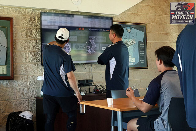 영상을 살펴보고 있는 두산 베어스 구성원들./두산 베어스