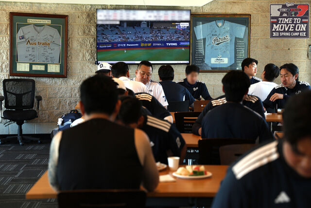 영상이 틀어져 있는 식사시간./두산 베어스