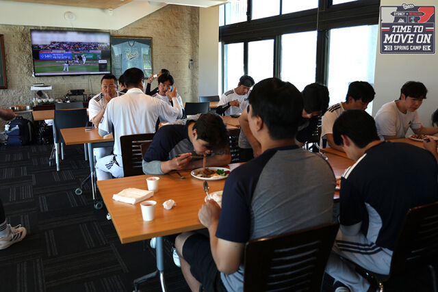 영상이 틀어져 있는 식사시간./두산 베어스