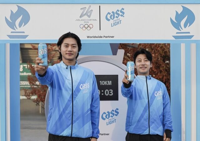 카스 라이트 모델 오상욱 선수(왼쪽)와 올림픽 앰배서더 곽윤기 선수가 ‘올림픽데이런 2025 in 전주’에서 기념촬영을 하고 있다. /오비맥주