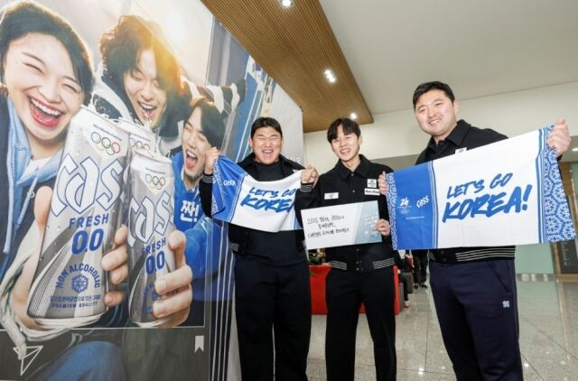 지난달 20일 충북 진천 국가대표 선수촌에 마련된 ‘카스 0.0 응원 부스’에서 선수들이 기념촬영을 하고 있다. 왼쪽부터 유도 남자 국가대표 김민종 선수, 대한민국 근대 5종 남자 국가대표 전웅태 선수,대한민국 양궁 남자 국가대표 김우진 선수. /오비맥주