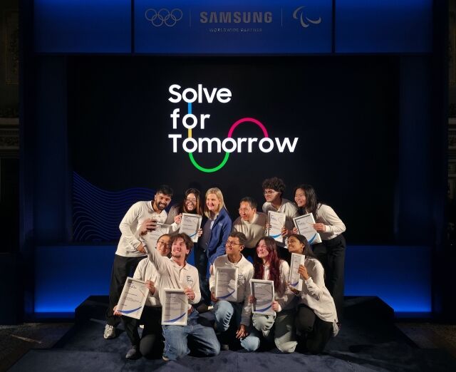 8일(현지시간) 이탈리아 밀라노 삼성 하우스(Samsung House)에서 열린'삼성 솔브포투모로우(Samsung Solve for Tomorrow)' 홍보대사 위촉식에서 커스티 코번트리(Kirsty Coventry) 국제올림픽위원회(IOC) 위원장, 이원진 삼성전자 글로벌마케팅실장 등 삼성 솔브포투모로우 홍보대사들이 단체 사진을 촬영하고 있다. /삼성전자