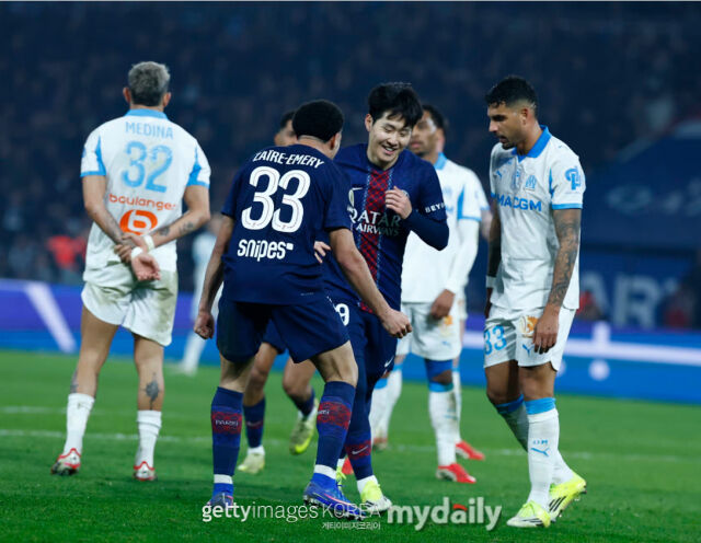 이강인(오른쪽에서 세 번째)이 9일 마르세유와 경기에서 골을 터뜨린 후 팀 동료 워렌 자이르 에머리(왼쪽에서 두 번째 33번)의 축하를 받고 있다. /PSG 제공