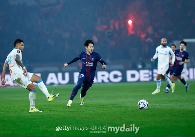 드리블 하는 이강인(왼쪽에서 두 번째). /PSG 제공
