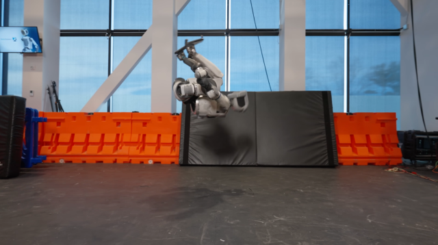 아틀라스가 백 텀블링을 하는 모습. /현대차그룹