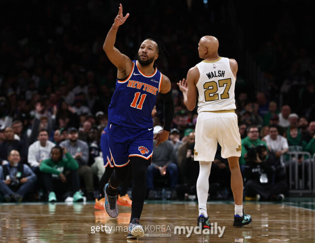 브런슨(왼쪽)이 3점포 작렬 후 손가락 세 개를 펴 보이고 있다. /게티이미지코리아