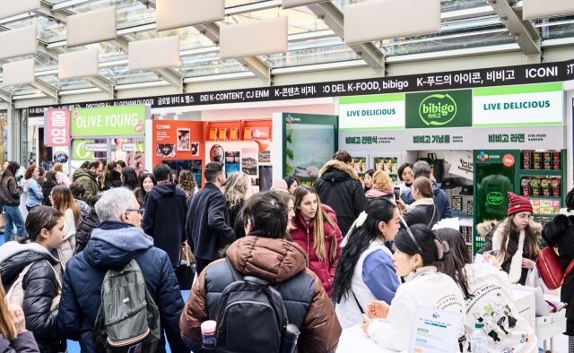 K컬처를 형험하기 위해 밀라노 코리아하우스 홍보관을 찾은 방문객들이 비비고, CJ ENM, 올리브영 존을 가득 채우고 있다. /CJ그룹