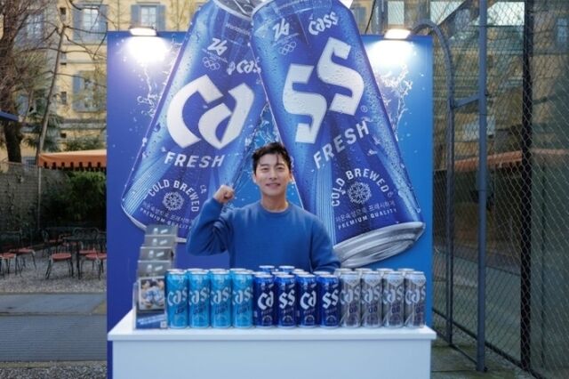 카스가 밀라노 코리아하우스에서 운영하는 부스를 찾은 쇼트트랙 국가대표 출신 곽윤기 선수가 팀 코리아를 응원하고 있다. /카스