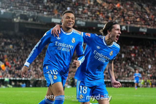 음바페(왼쪽)가 쐐기포를 작렬한 후 알바로 카레라스와 함께 기뻐하고 있다. /게티이미지코리아