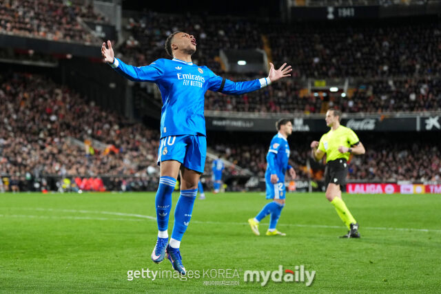 음바페가 기회를 놓친 뒤 아쉬워하고 있다. /게티이미지코리아